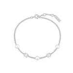 Draufsicht des ANIA HAIE Cube and Pearl Armbands aus Sterling Silber – kreisförmig arrangierte Kette mit weißen Perlen, Würfel-Zirkonia und Marken-Anhänger.