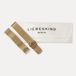 LIEBESKIND BERLIN Uhrenband - Easy Change und Edelstahl Damen-Armband von Liebeskind Berlin werden mit einem weißen Markenetui geliefert, das auf weißem Hintergrund präsentiert wird.