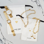 Weiße cool time Schmuck-Geschenkverpackung in zwei Größen mit goldenem „With Love“-Print, dekoriert mit Uhren, Ketten und Ohrringen in Goldoptik