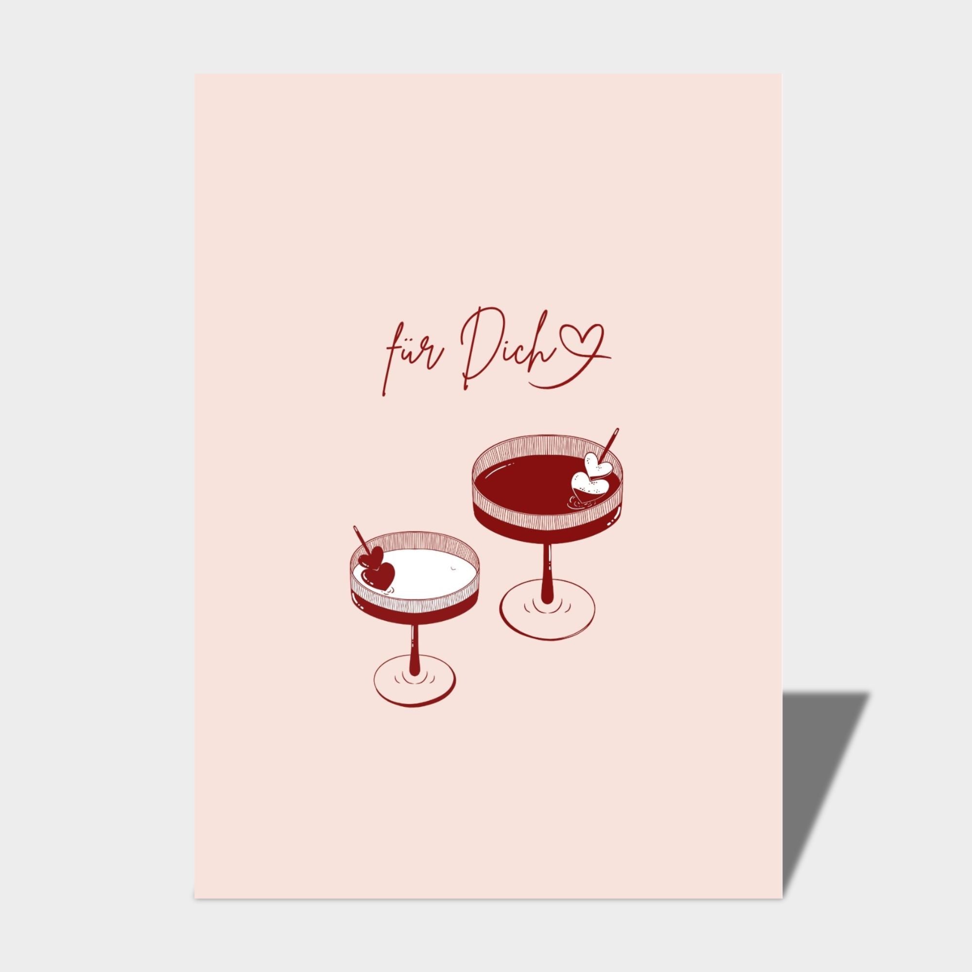 Eine rosafarbene Postkarte - Für Dich DIN A6 von Cool | Time mit zwei Cocktailgläsern mit Kirschen und einem Zettel darüber, auf dem "für Dich" mit einem Herz steht.