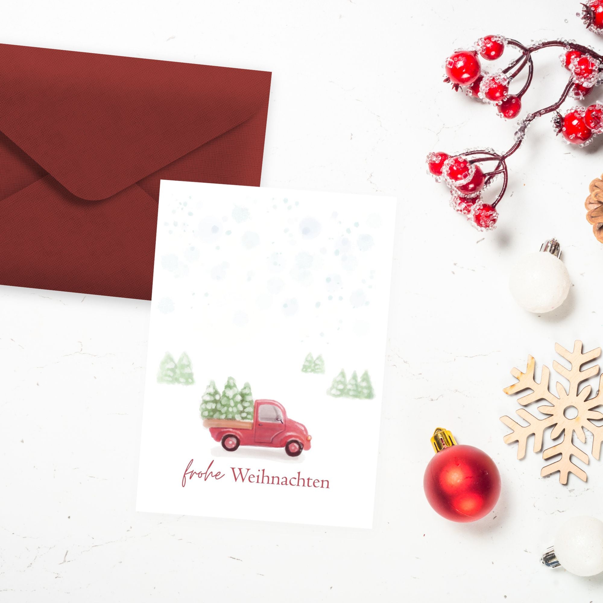 Postkarte in A6 mit süßem Weihnachtsmotiv - ein kleines Auto transportiert Weihnachtsbäume und darunter steht "frohe Weihnachten"