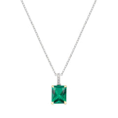 Die Amen Halskette - The Green Square Pendant von Amen besteht aus 925er Sterlingsilber mit silberner Kette, rechteckigem grünem Stein-Anhänger und kleinen Diamantakzenten.