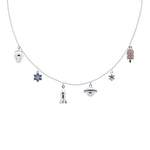 PDPaola Halskette - Die Mini Charms: Silberne Kette von PDPaola mit sechs weltraum-inspirierten Anhängern wie Rakete, Astronaut und Sternen auf weißem Hintergrund.