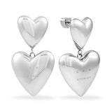 Verleihen Sie jedem Outfit einen Hauch von Eleganz mit den COPENHAGEN STUDIOS Ohrstecker - Puffy Hearts von Copenhagen Studios - glänzende Doppelohrringe aus Silber mit eingraviertem Markennamen.