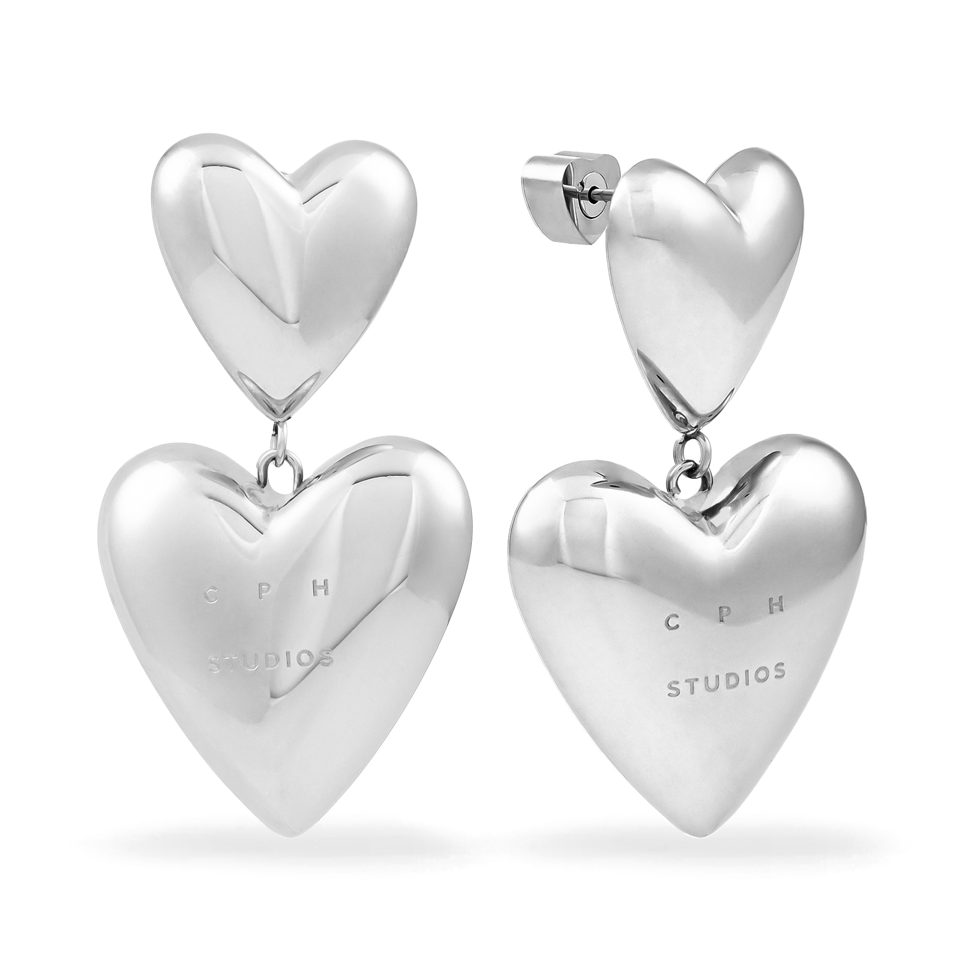 Verleihen Sie jedem Outfit einen Hauch von Eleganz mit den COPENHAGEN STUDIOS Ohrstecker - Puffy Hearts von Copenhagen Studios - glänzende Doppelohrringe aus Silber mit eingraviertem Markennamen.