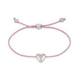 Das COPENHAGEN STUDIOS Armband - Balloon Hearts besteht aus einer rosafarbenen Kordel mit einem silbernen Herzanhänger und herzförmigen Perlenakzenten, die die verspielte Eleganz des ikonischen Designs der Copenhagen Studios widerspiegeln.