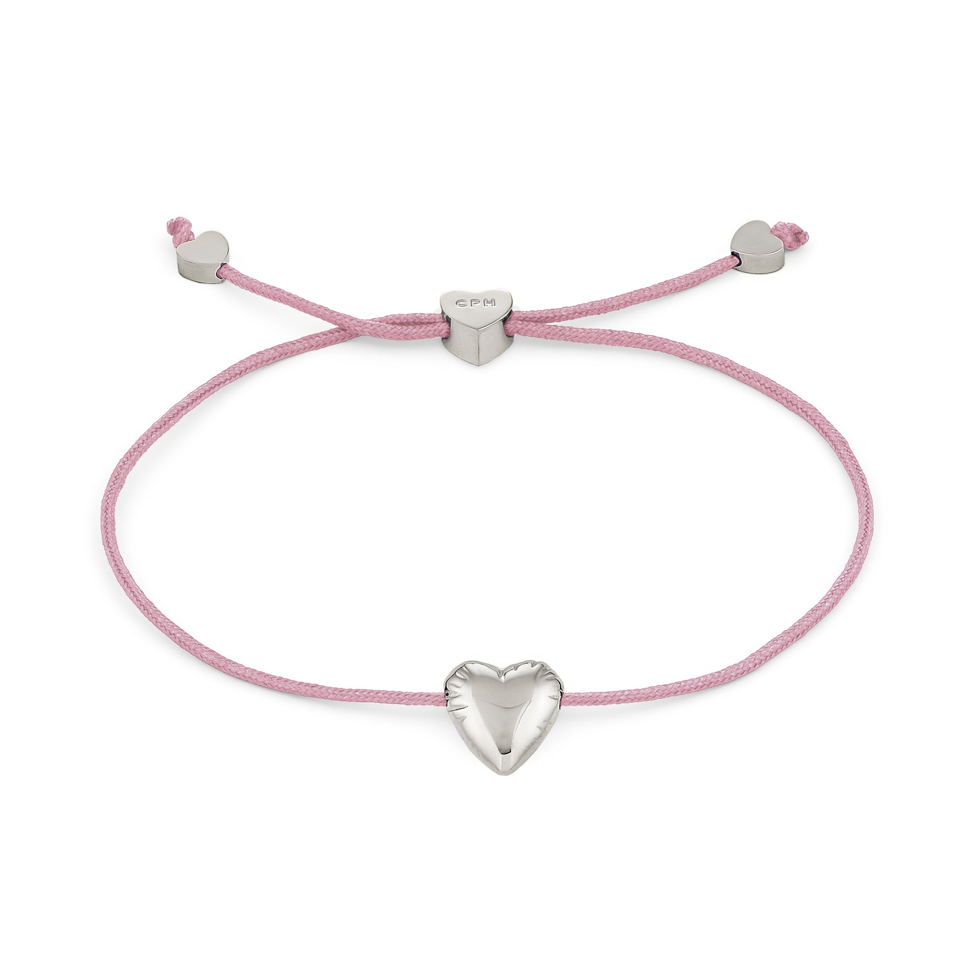 Das COPENHAGEN STUDIOS Armband - Balloon Hearts besteht aus einer rosafarbenen Kordel mit einem silbernen Herzanhänger und herzförmigen Perlenakzenten, die die verspielte Eleganz des ikonischen Designs der Copenhagen Studios widerspiegeln.
