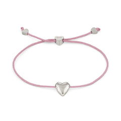 Das COPENHAGEN STUDIOS Armband - Balloon Hearts besteht aus einer rosafarbenen Kordel mit einem silbernen Herzanhänger und herzförmigen Perlenakzenten, die die verspielte Eleganz des ikonischen Designs der Copenhagen Studios widerspiegeln.