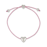 Das COPENHAGEN STUDIOS Armband - Balloon Hearts von Copenhagen Studios besteht aus einer rosafarbenen Kordel und drei silbernen Herzanhängern, die für einen charmanten und verstellbaren Armband-Look sorgen.
