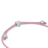 Das COPENHAGEN STUDIOS Armband - Balloon Hearts von Copenhagen Studios ist ein rosafarbenes, geflochtenes Armband mit drei silbernen Herzperlen, von denen eine mit GRM eingraviert ist - ein charmanter, vom Kopenhagener Stil inspirierter Herzanhänger.