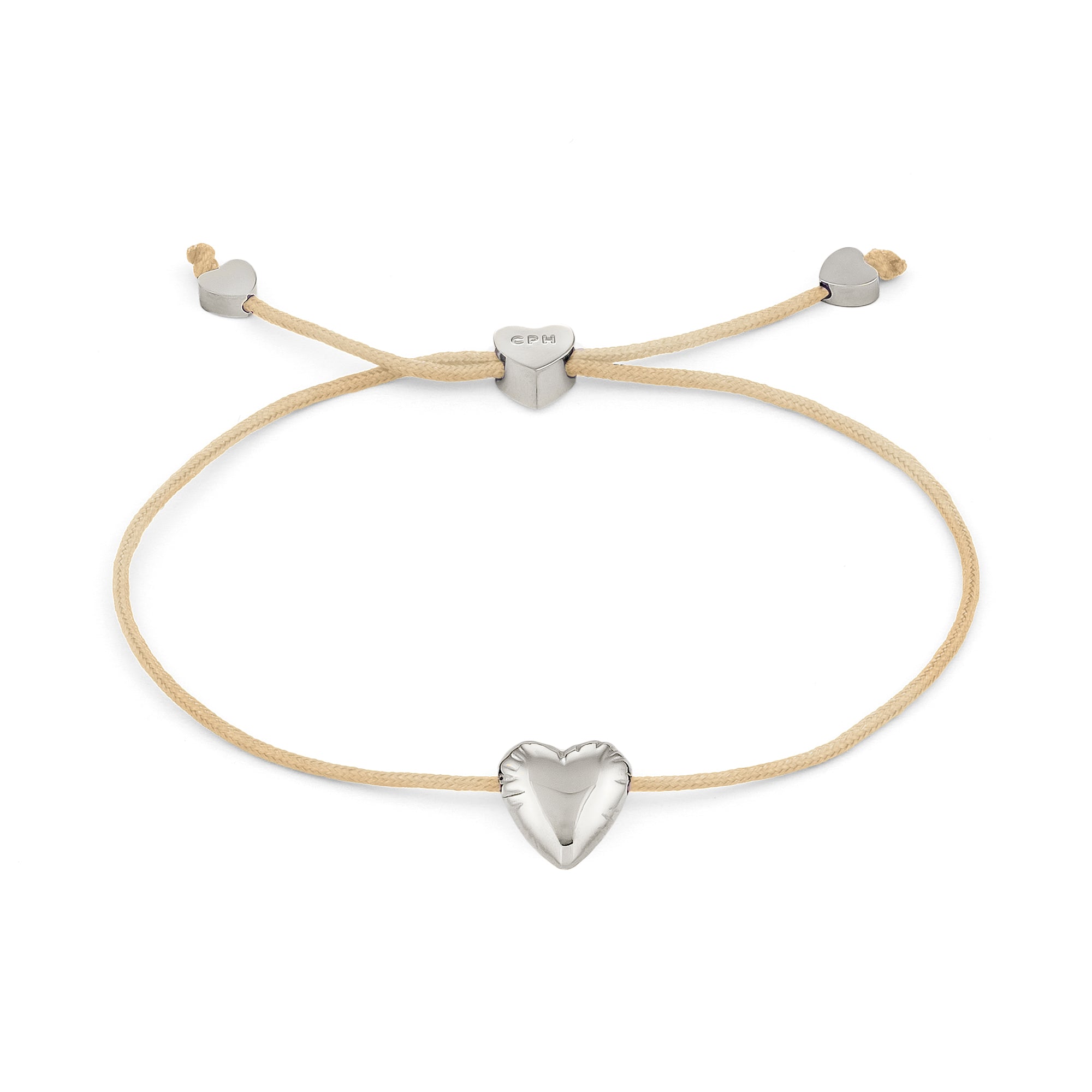 Das COPENHAGEN STUDIOS Armband - Balloon Hearts von Copenhagen Studios ist mit einer cremefarbenen Kordel, einem silbernen Herzanhänger und verstellbaren herzförmigen Verschlüssen ausgestattet und verbindet einen verspielten, von Ballons inspirierten Stil mit moderner Eleganz.
