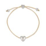 Das COPENHAGEN STUDIOS Armband - Balloon Hearts von Copenhagen Studios hat eine beigefarbene Kordel, silberne Herz-Anhänger und einen verstellbaren Verschluss.