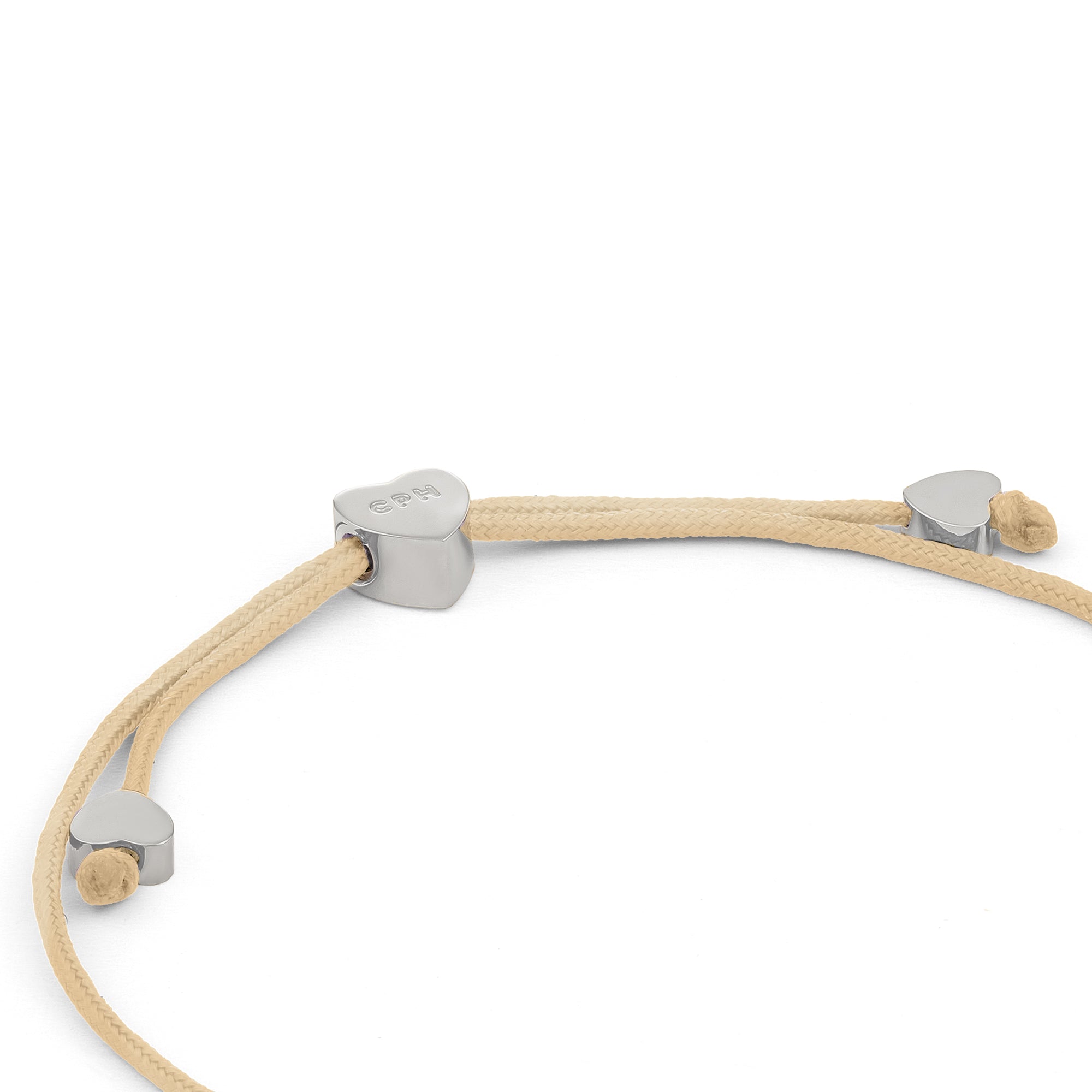Das COPENHAGEN STUDIOS Armband - Balloon Hearts ist ein beiges Kordelarmband mit drei silbernen Herzperlen, von denen eine graviert ist - ein elegantes Design von Copenhagen Studios.
