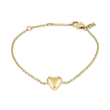 Das COPENHAGEN STUDIOS Armband - Balloon Hearts von Copenhagen Studios ist ein goldenes Kettenarmband mit einem herzförmigen Anhänger in der Mitte und einem kleinen Schlüsselanhänger in der Nähe des Verschlusses, inspiriert von dem ikonischen Balloon Hearts Design.