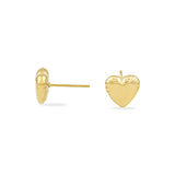 Copenhagen Studios Ohrstecker - Balloon Hearts: kleine, goldene, herzförmige Ohrstecker mit eingravierten Details, dargestellt in der Seiten- und Vorderansicht.
