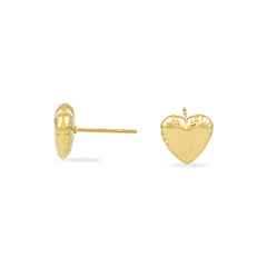 Copenhagen Studios Ohrstecker - Balloon Hearts: kleine, goldene, herzförmige Ohrstecker mit eingravierten Details, dargestellt in der Seiten- und Vorderansicht.