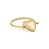 COPENHAGEN STUDIOS Ring - Balloon Hearts: Goldring mit herzförmigem Anhänger, in den "STUDIO" eingraviert ist, inspiriert von der Kollektion Balloon Hearts der Copenhagen Studios, auf weißem Hintergrund.