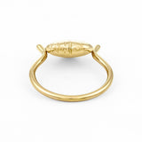 Der Ring COPENHAGEN STUDIOS - Balloon Hearts von Copenhagen Studios hat eine goldene, strukturierte, ovale Spitze und ist elegant auf weißem Hintergrund dargestellt - perfekt als eleganter Damenring.