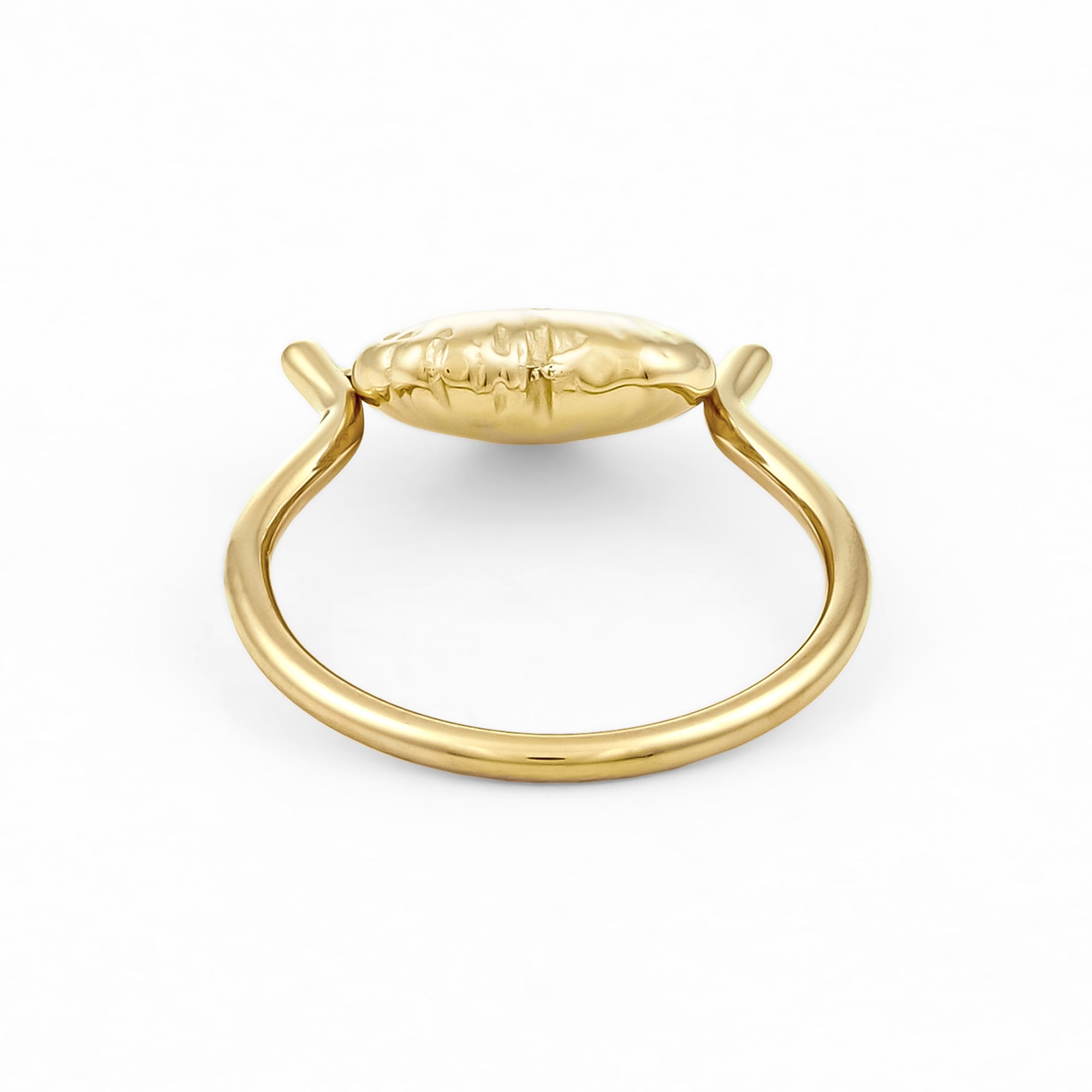 Der Ring COPENHAGEN STUDIOS - Balloon Hearts von Copenhagen Studios hat eine goldene, strukturierte, ovale Spitze und ist elegant auf weißem Hintergrund dargestellt - perfekt als eleganter Damenring.