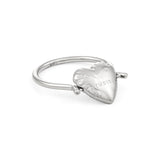 Der Ring Balloon Hearts von Copenhagen Studios zeigt ein aufgeblasenes Herzdesign, das von den verspielten und klassischen Herzring-Modellen der Marke inspiriert ist und mit der Gravur "STUDIO" einen charmanten Touch erhält.
