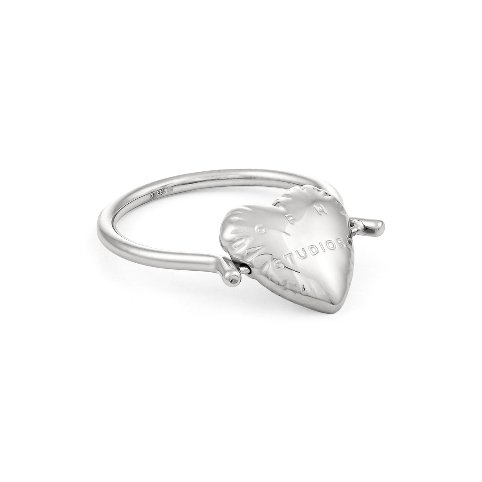 Der Ring Balloon Hearts von Copenhagen Studios zeigt ein aufgeblasenes Herzdesign, das von den verspielten und klassischen Herzring-Modellen der Marke inspiriert ist und mit der Gravur "STUDIO" einen charmanten Touch erhält.