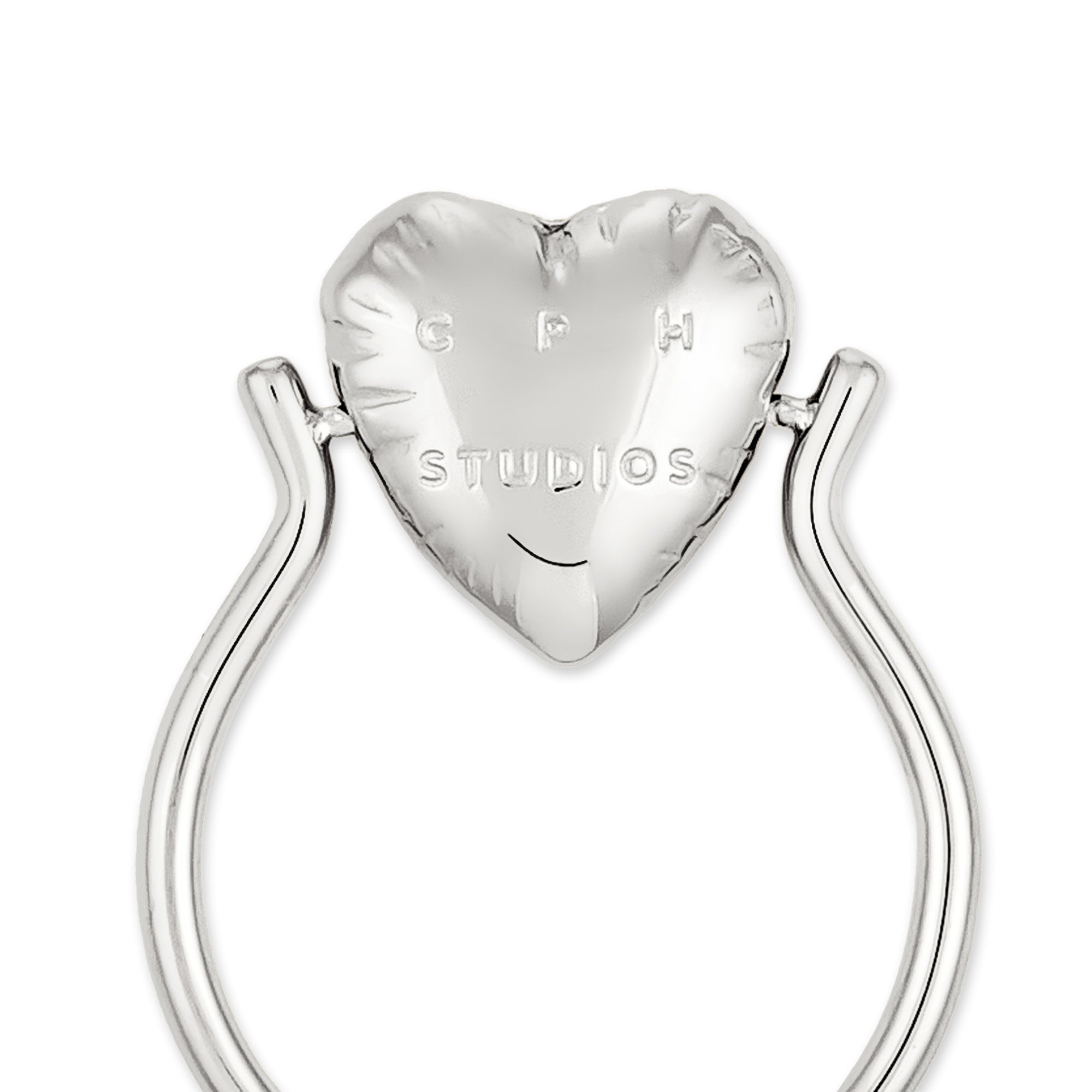 Der Ring COPENHAGEN STUDIOS - Balloon Hearts von Copenhagen Studios zeigt ein aufgeblasenes Herz in der Mitte, in das GPH STUDIOS eingraviert ist, inspiriert vom verspielten Geist Kopenhagens.