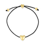 Das COPENHAGEN STUDIOS Armband - Balloon Hearts besteht aus einer schwarzen Kordel, einem goldenen Herzanhänger in der Mitte und zwei kleineren goldenen Herzen in der Nähe der verstellbaren Enden - ein stilvolles Armband von Copenhagen Studios.