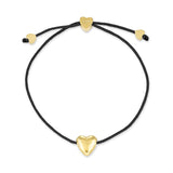 Das COPENHAGEN STUDIOS Armband - Balloon Hearts besteht aus einer schwarzen Kordel, einem goldenen Herzanhänger in der Mitte und zwei kleineren goldenen Herzen in der Nähe der verstellbaren Enden - ein stilvolles Armband von Copenhagen Studios.