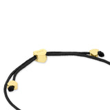 Das COPENHAGEN STUDIOS Armband - Balloon Hearts von Copenhagen Studios besteht aus einer schwarzen Kordel und drei kleinen goldenen Herzanhängern auf weißem Hintergrund.