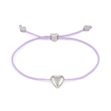 Das COPENHAGEN STUDIOS Armband - Balloon Hearts ist ein lavendelfarbenes Kordelarmband von Copenhagen Studios mit einem silbernen Herzanhänger und verstellbaren herzförmigen Metallenden.