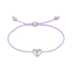 Das COPENHAGEN STUDIOS Armband - Balloon Hearts ist ein lavendelfarbenes Kordelarmband von Copenhagen Studios mit einem silbernen Herzanhänger und verstellbaren herzförmigen Metallenden.