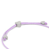 Das COPENHAGEN STUDIOS Armband - Balloon Hearts von Copenhagen Studios besteht aus einer lavendelfarbenen Kordel, silbernen herzförmigen Perlen und einem herzförmigen Verschluss und ist vom verspielten Stil der Ballonherzen inspiriert.