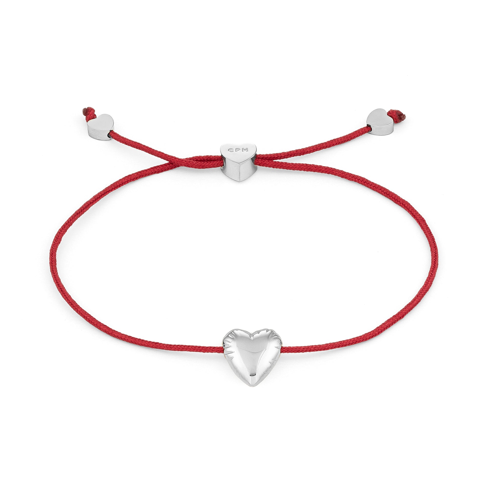 Das COPENHAGEN STUDIOS Armband - Balloon Hearts von Copenhagen Studios besteht aus einer roten Schnur mit einem silbernen Herzanhänger und herzförmigen Silberakzenten an den Enden.