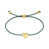 Das COPENHAGEN STUDIOS Armband - Balloon Hearts ist mit einem goldenen Herzanhänger an einer dunkelgrünen, verstellbaren Kordel mit goldenen Akzenten versehen und erinnert an das elegante Balloon Hearts Slider Bracelet von Copenhagen Studios.