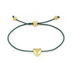 Das COPENHAGEN STUDIOS Armband - Balloon Hearts ist mit einem goldenen Herzanhänger an einer dunkelgrünen, verstellbaren Kordel mit goldenen Akzenten versehen und erinnert an das elegante Balloon Hearts Slider Bracelet von Copenhagen Studios.