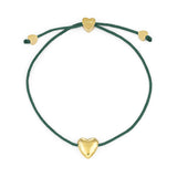 Das COPENHAGEN STUDIOS Armband - Balloon Hearts besteht aus einer grünen Kordel mit einem goldenen Herzanhänger und zwei kleineren goldenen Herzen an den verstellbaren Enden, inspiriert vom charakteristischen Stil der Copenhagen Studios.