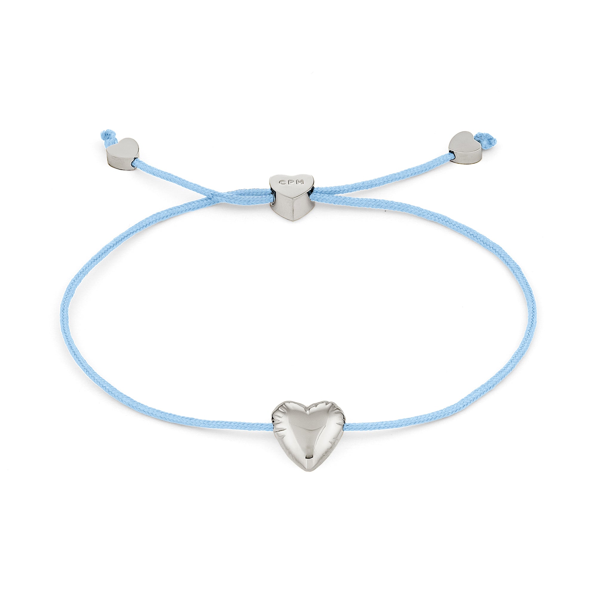 Das COPENHAGEN STUDIOS Armband - Balloon Hearts von Copenhagen Studios zeichnet sich durch ein hellblaues Schieberdesign mit einem silbernen Herzanhänger und zwei kleinen silbernen Herzakzenten an den Enden aus.