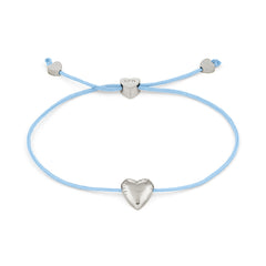 Das COPENHAGEN STUDIOS Armband - Balloon Hearts von Copenhagen Studios zeichnet sich durch ein hellblaues Schieberdesign mit einem silbernen Herzanhänger und zwei kleinen silbernen Herzakzenten an den Enden aus.