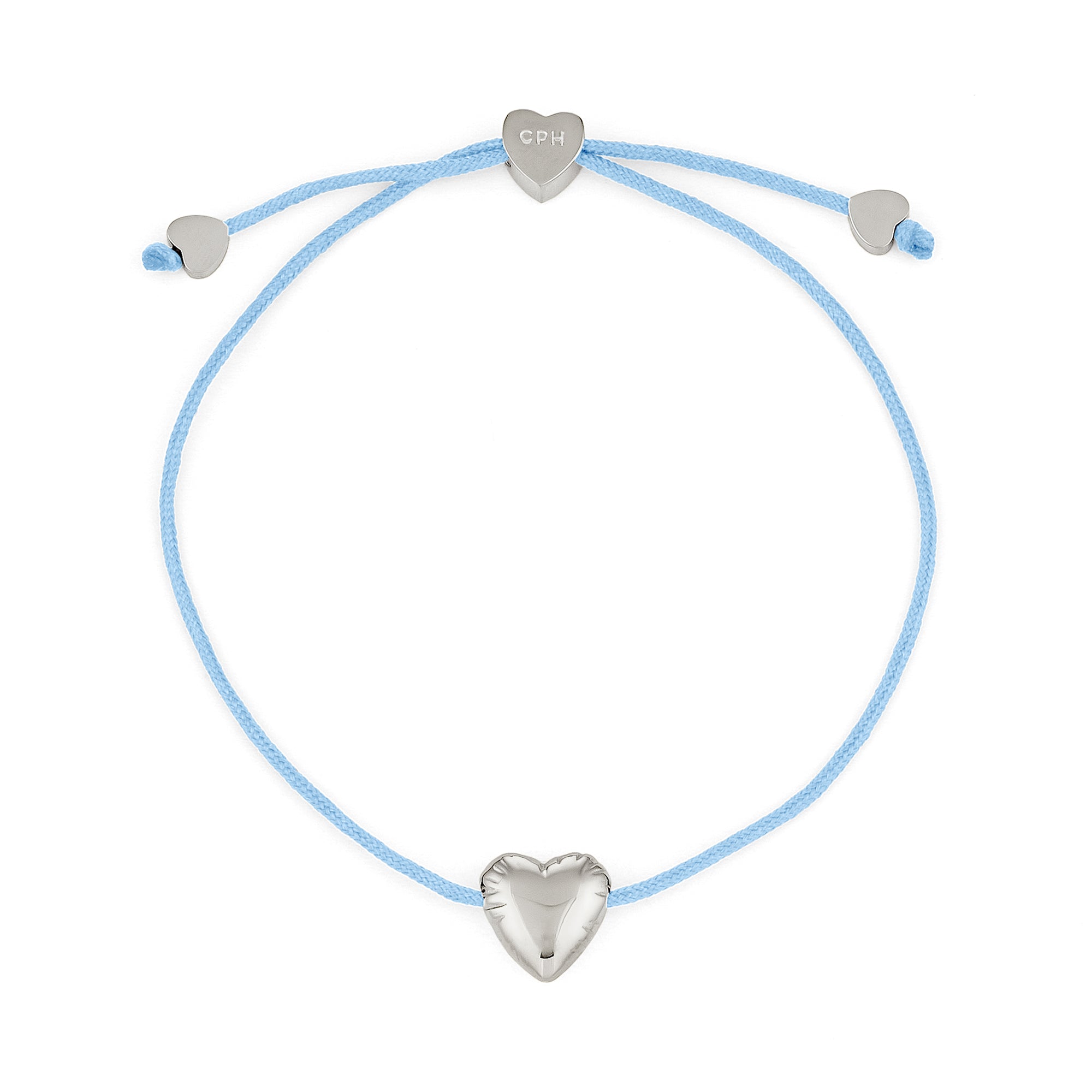 Das COPENHAGEN STUDIOS Armband - Balloon Hearts von Copenhagen Studios verfügt über eine hellblaue Kordel und drei silberne Herzanhänger, darunter ein eingraviertes CPH, die alle an verstellbaren Enden für ein charmantes Slider-Armband sorgen.