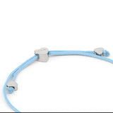 Das COPENHAGEN STUDIOS Armband - Balloon Hearts von Copenhagen Studios zeigt hellblaue Ballonherzen und einen silbernen Herzanhänger auf weißem Hintergrund.