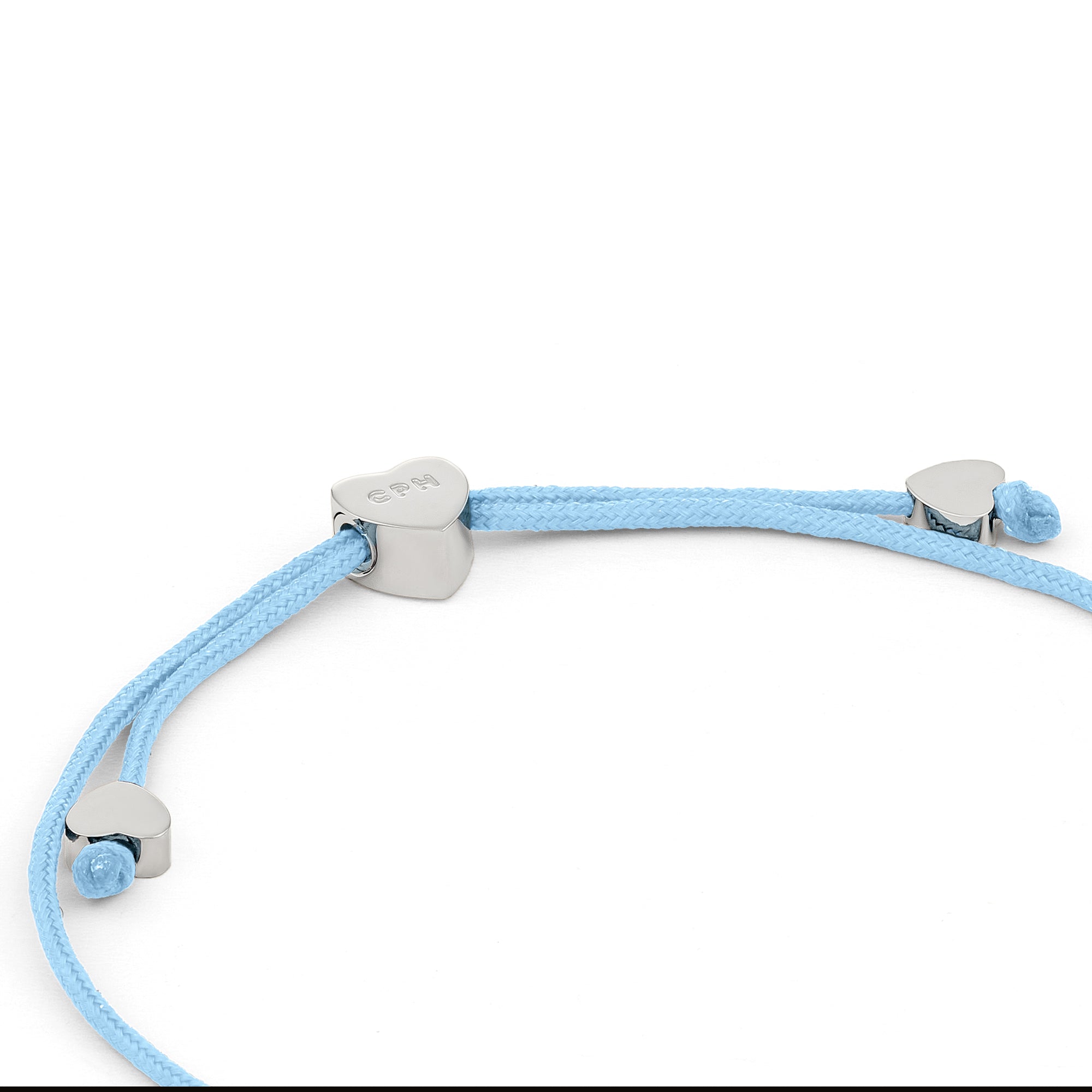 Das COPENHAGEN STUDIOS Armband - Balloon Hearts von Copenhagen Studios zeigt hellblaue Ballonherzen und einen silbernen Herzanhänger auf weißem Hintergrund.