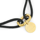 Copenhagen Studios Armband - Fabric Link: Schwarzes, geflochtenes Kordelarmband mit goldenen Beschlägen und einem runden Anhänger, der den unverkennbaren Stil von COPENHAGEN STUDIOS vereint.