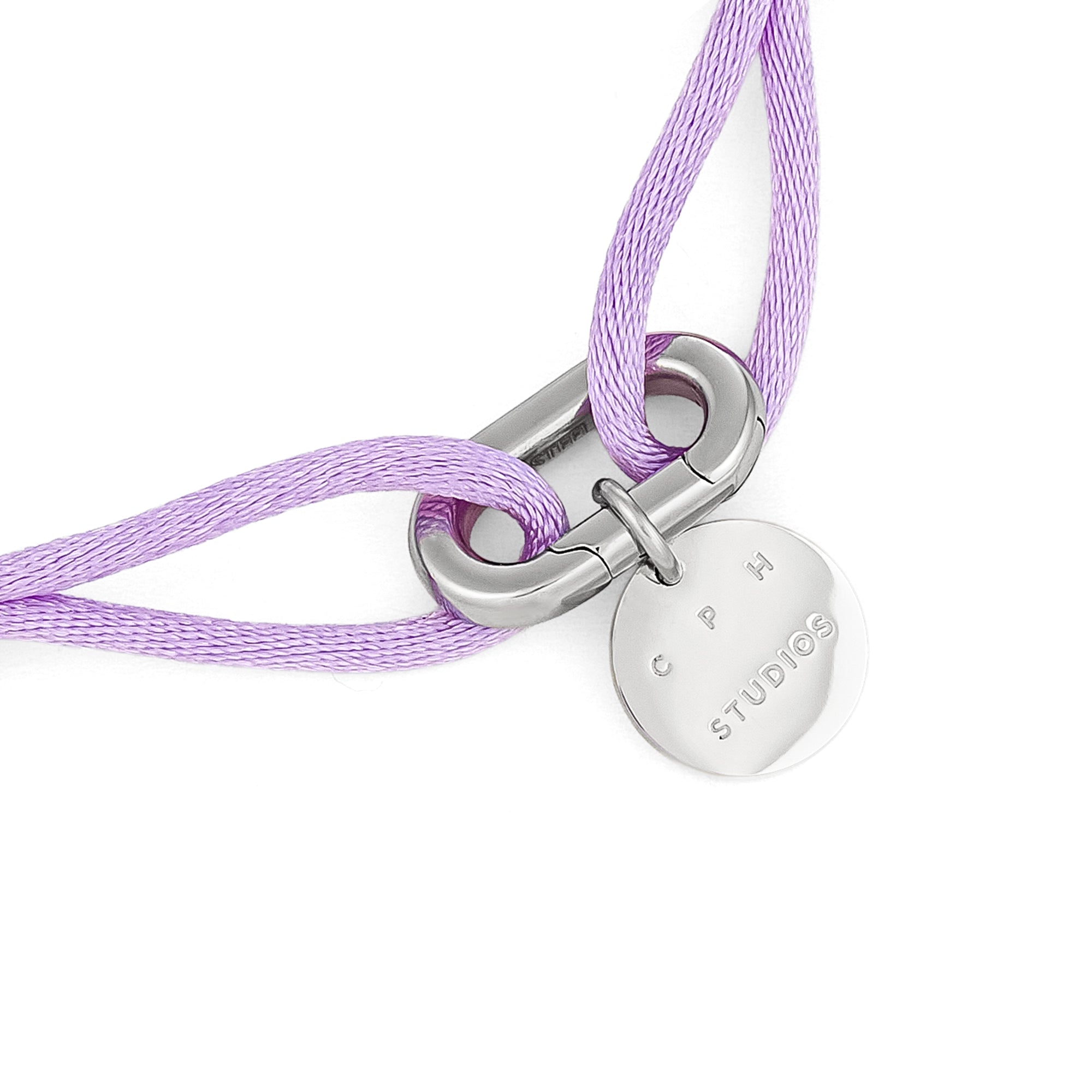 Lavendelfarbene Kordelkette mit einem runden Silberanhänger mit Gravur Copenhagen Studios und einem Silberverschluss - passt perfekt zum COPENHAGEN STUDIOS Armband - Fabric Link.