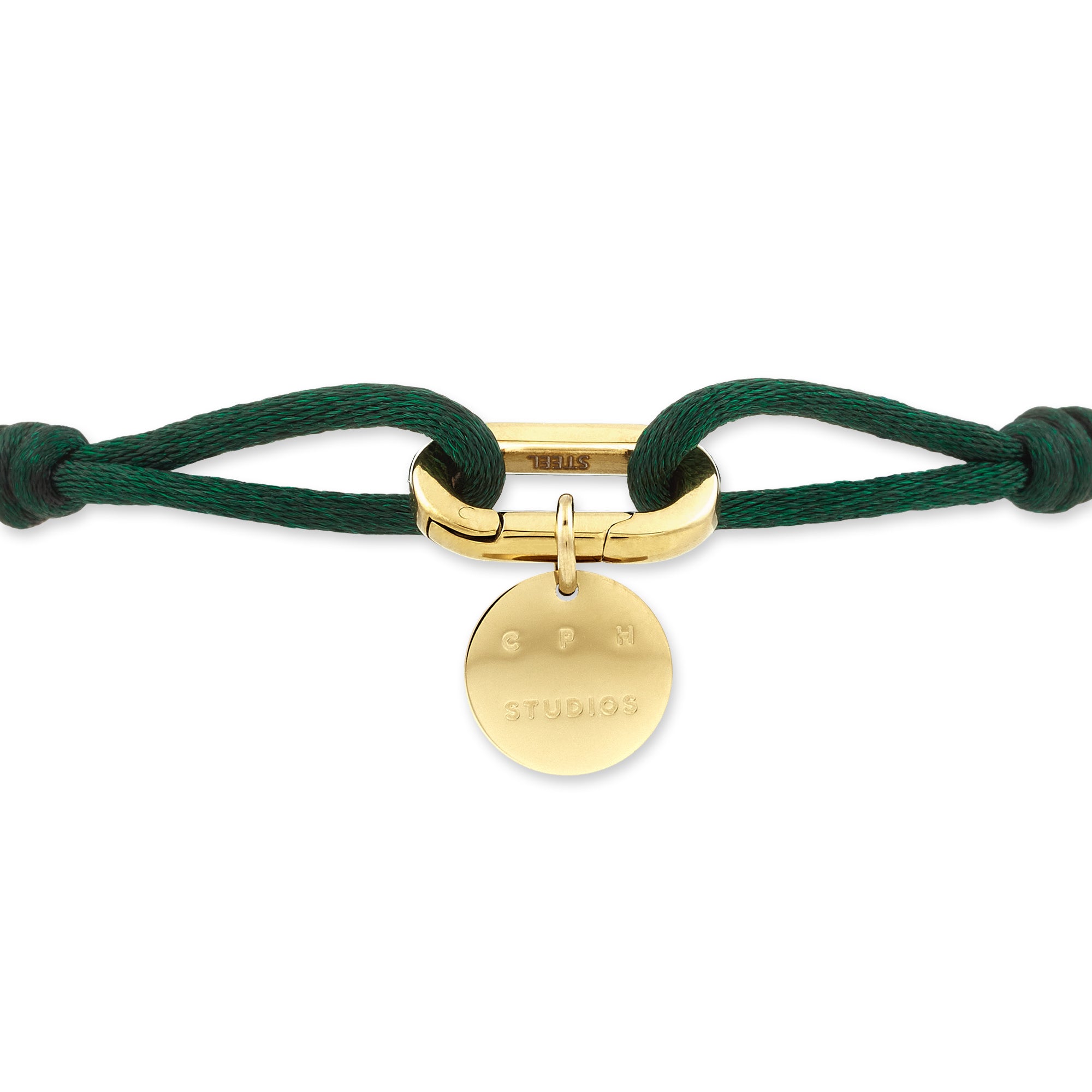 Das COPENHAGEN STUDIOS Armband - Fabric Link von Copenhagen Studios besteht aus grünen Stoffgliedern, goldfarbener Hardware und einem runden goldenen Anhänger mit der Gravur "COPENHAGEN STUDIOS", der einen stilvollen, modernen Akzent zu jedem Outfit setzt.