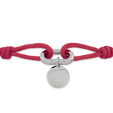 Rotes Gliederarmband aus Stoff mit einem runden silbernen Anhänger und Verschluss, graviert mit "Copenhagen Studios". Produkt: COPENHAGEN STUDIOS Armband - Fabric Link von Copenhagen Studios.