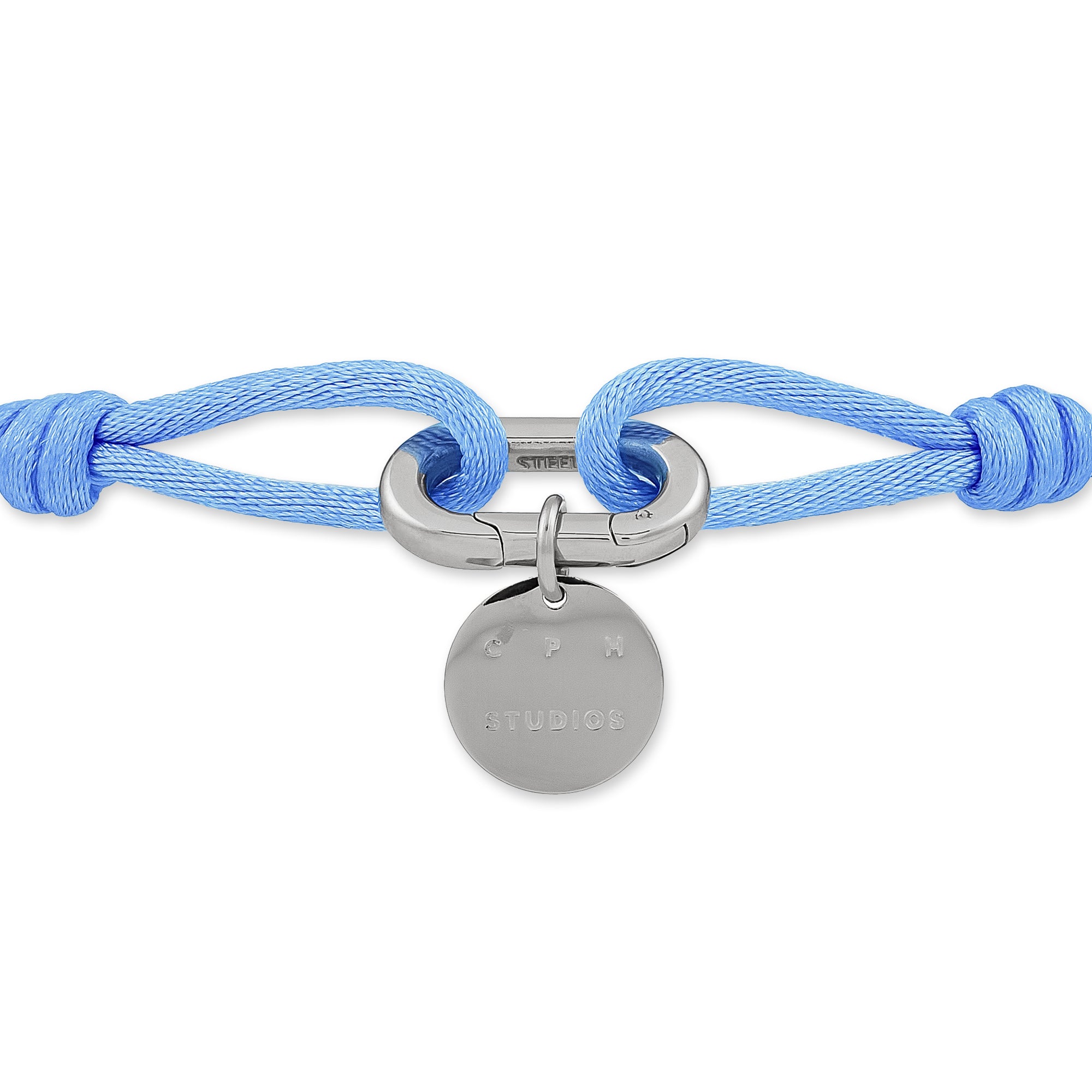 Das COPENHAGEN STUDIOS Armband - Fabric Link von Copenhagen Studios zeigt einen runden silbernen Anhänger auf einem hellblauen Gliederarmband aus Stoff mit geknoteten Enden, das vom minimalistischen Stil inspiriert ist.
