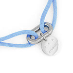 Die blaue Kordelkette mit silbernem Verschluss und rundem Copenhagen Studios-Anhänger ist die perfekte Ergänzung zu Ihrem COPENHAGEN STUDIOS Armband - Fabric Link von Copenhagen Studios.