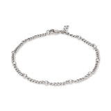 Das COPENHAGEN STUDIOS Armband - Glittery von Copenhagen Studios verfügt über eine zarte silberne Kette mit runden Akzenten und einen Karabinerverschluss, der jedem Outfit subtile Raffinesse verleiht.