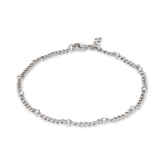 Das COPENHAGEN STUDIOS Armband - Glittery von Copenhagen Studios verfügt über eine zarte silberne Kette mit runden Akzenten und einen Karabinerverschluss, der jedem Outfit subtile Raffinesse verleiht.