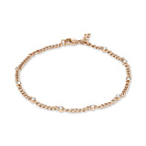 COPENHAGEN STUDIOS Armband - Glitzernd: Ein zartes Goldkettenarmband von Copenhagen Studios mit kleinen runden weißen Steinen, die gleichmäßig verteilt sind und für einen eleganten Look sorgen.